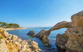 Steinbogen an der Costa Brava